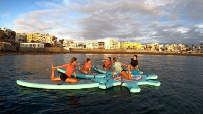 Arguineguín: Stand-up Paddleboard Yoga Class with Instructor - Las Marañuelas meeting point: find the boards with the right logo