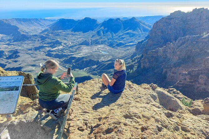 Gran Canaria 7 Highlights Small Group Tour with Tapas Picnic - Stop 1: a black-sand beach town, cave houses, and local calm