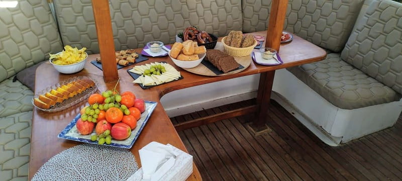 Gran Canaria: Catamaran Tour with Lunch and Drinks - Sailing the South Coast and Chasing Dolphin Chances