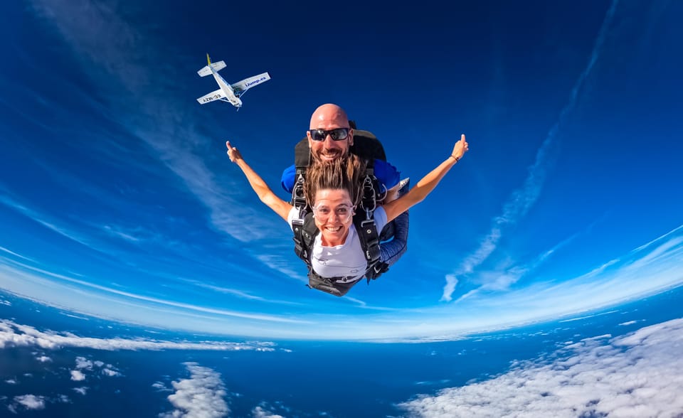 Gran Canaria : Skydiving over Maspalomas Dunes - 3000 meters up: panoramic flight and the freefall plan