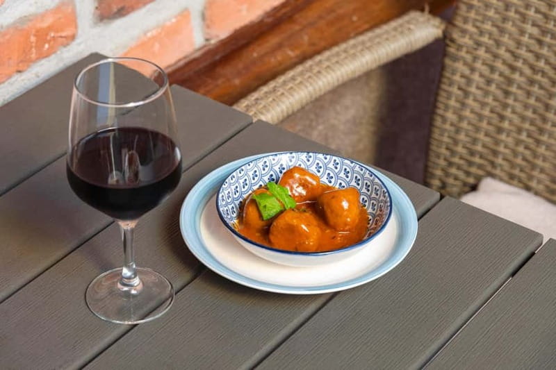 Las Palmas: Gourmet Tapas and Wine Tour in the Old Town - Drinks and tapa choices: how to pick well without overthinking