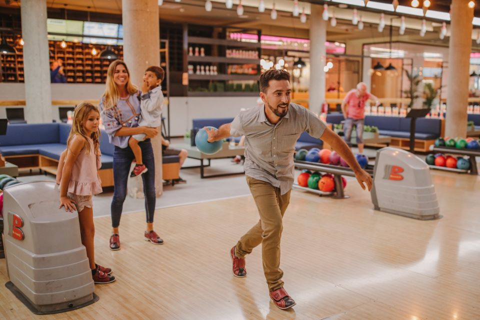 Maspalomas: Bowling Session Entry Ticket at Holiday World - Your timed bowling session: what happens during 20–50 minutes