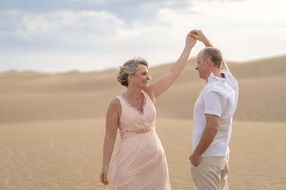 Maspalomas dunes: Vacation photoshoot - Capture your moments - Authentic posing on dunes: the style that keeps photos from feeling fake