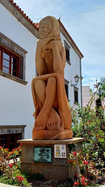 Maspalomas: Hiking to Roque Nublo with 2 authorised guides - The First Viewpoint Stop: A Quick Photo Moment With Real Purpose
