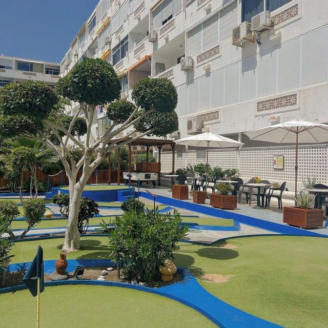 Playa del Inglés: Minigolf Taidia - Mini the cat and the on-course atmosphere around the seating areas