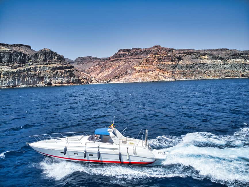 Puerto de Mogán: PRIVATE Yacht for up to 10 persons - Crew vibe and service: what makes the experience feel smooth