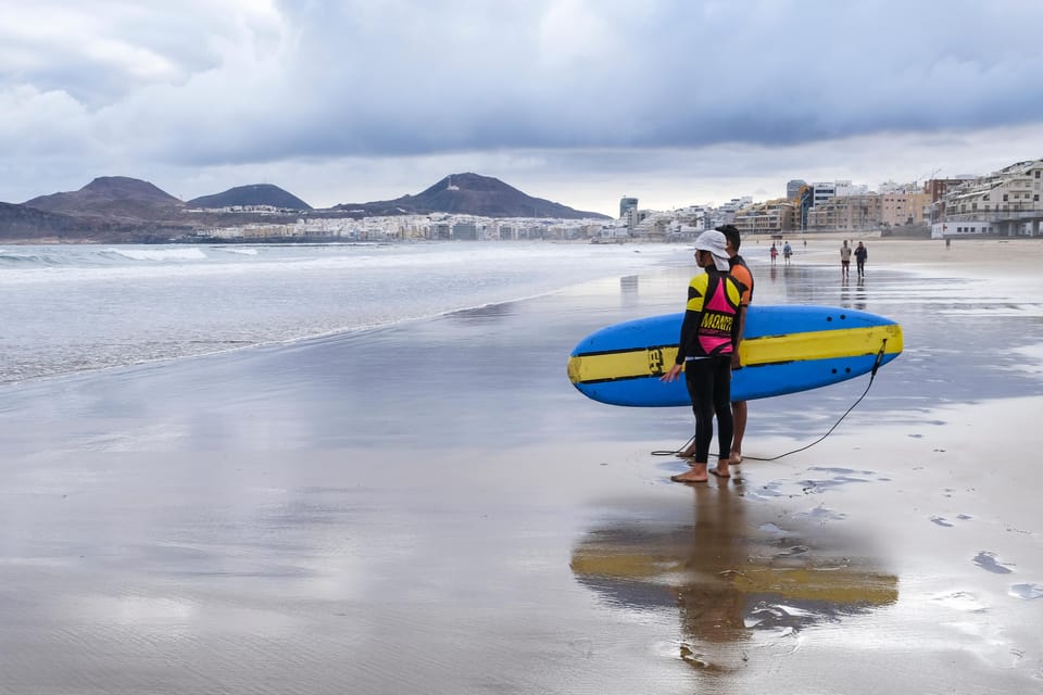 Surf lessons in Las Canteras Beach - Las Canteras and La Cícer: Why This Urban Beach Works for Surf Lessons
